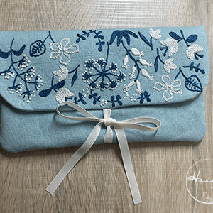 Pochette lin rabat brodé main motif jardin fleuri