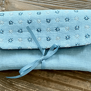 Pochette en lin avec rabat brodé main sashiko